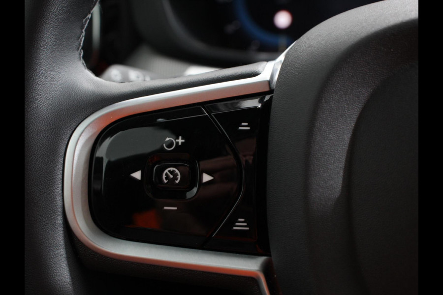 Volvo XC60 2.0 T6 Plug-in hybrid AWD Automaat Plus Dark Adaptieve cruise control Leder Navigatie Google Harman Kardon Panorama dak Lichtmetalen Velgen Dab Stoelverwarming Camera 360 Led Climate control Apple Carplay/ Android Auto