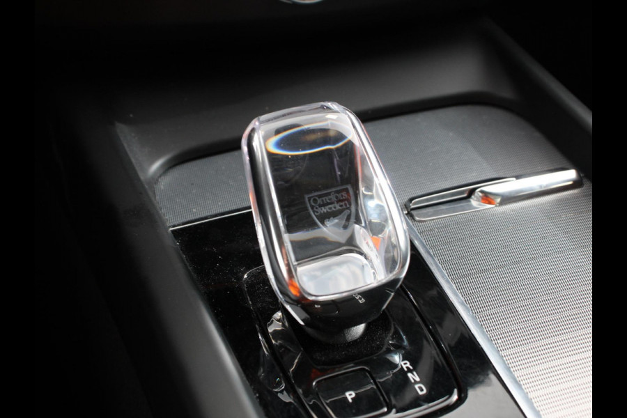 Volvo XC60 2.0 T6 Plug-in hybrid AWD Automaat Plus Dark Adaptieve cruise control Leder Navigatie Google Harman Kardon Panorama dak Lichtmetalen Velgen Dab Stoelverwarming Camera 360 Led Climate control Apple Carplay/ Android Auto