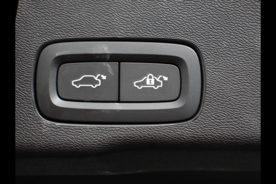 Volvo XC60 2.0 T6 Plug-in hybrid AWD Automaat Plus Dark Adaptieve cruise control Leder Navigatie Google Harman Kardon Panorama dak Lichtmetalen Velgen Dab Stoelverwarming Camera 360 Led Climate control Apple Carplay/ Android Auto