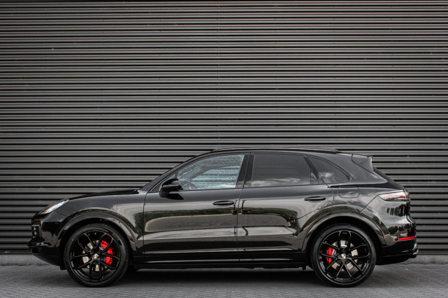 Porsche Cayenne 3.0 E-Hybrid FULL BLACK / PANO-DAK / SPORT CHRONO / LUCHTVERING / TREKHAAK / NAVIGATIE/ONDERHOUDSHISTORY / CARPLAY