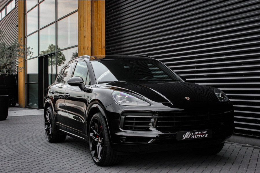 Porsche Cayenne 3.0 E-Hybrid FULL BLACK / PANO-DAK / SPORT CHRONO / LUCHTVERING / TREKHAAK / NAVIGATIE/ONDERHOUDSHISTORY / CARPLAY