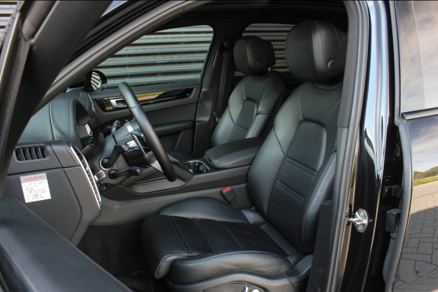 Porsche Cayenne 3.0 E-Hybrid FULL BLACK / PANO-DAK / SPORT CHRONO / LUCHTVERING / TREKHAAK / NAVIGATIE/ONDERHOUDSHISTORY / CARPLAY