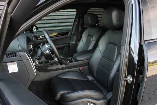 Porsche Cayenne 3.0 E-Hybrid FULL BLACK / PANO-DAK / SPORT CHRONO / LUCHTVERING / TREKHAAK / NAVIGATIE/ONDERHOUDSHISTORY / CARPLAY