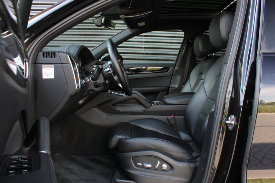 Porsche Cayenne 3.0 E-Hybrid FULL BLACK / PANO-DAK / SPORT CHRONO / LUCHTVERING / TREKHAAK / NAVIGATIE/ONDERHOUDSHISTORY / CARPLAY