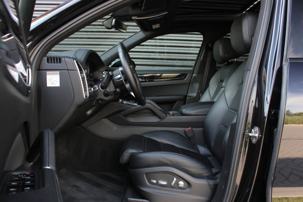 Porsche Cayenne 3.0 E-Hybrid FULL BLACK / PANO-DAK / SPORT CHRONO / LUCHTVERING / TREKHAAK / NAVIGATIE/ONDERHOUDSHISTORY / CARPLAY