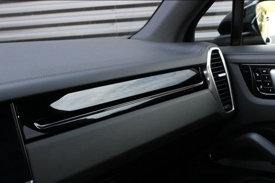 Porsche Cayenne 3.0 E-Hybrid FULL BLACK / PANO-DAK / SPORT CHRONO / LUCHTVERING / TREKHAAK / NAVIGATIE/ONDERHOUDSHISTORY / CARPLAY