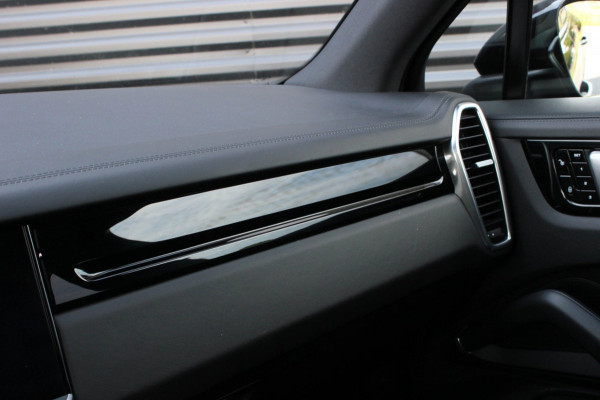 Porsche Cayenne 3.0 E-Hybrid FULL BLACK / PANO-DAK / SPORT CHRONO / LUCHTVERING / TREKHAAK / NAVIGATIE/ONDERHOUDSHISTORY / CARPLAY
