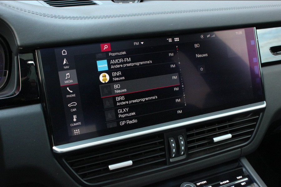 Porsche Cayenne 3.0 E-Hybrid FULL BLACK / PANO-DAK / SPORT CHRONO / LUCHTVERING / TREKHAAK / NAVIGATIE/ONDERHOUDSHISTORY / CARPLAY