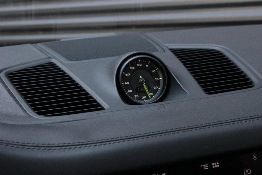 Porsche Cayenne 3.0 E-Hybrid FULL BLACK / PANO-DAK / SPORT CHRONO / LUCHTVERING / TREKHAAK / NAVIGATIE/ONDERHOUDSHISTORY / CARPLAY