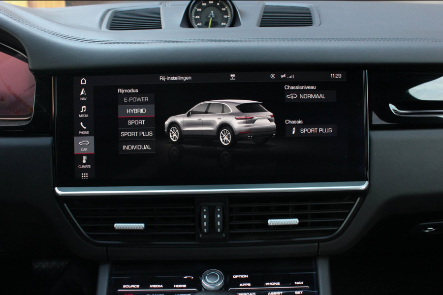 Porsche Cayenne 3.0 E-Hybrid FULL BLACK / PANO-DAK / SPORT CHRONO / LUCHTVERING / TREKHAAK / NAVIGATIE/ONDERHOUDSHISTORY / CARPLAY