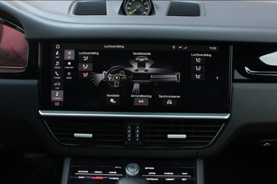 Porsche Cayenne 3.0 E-Hybrid FULL BLACK / PANO-DAK / SPORT CHRONO / LUCHTVERING / TREKHAAK / NAVIGATIE/ONDERHOUDSHISTORY / CARPLAY