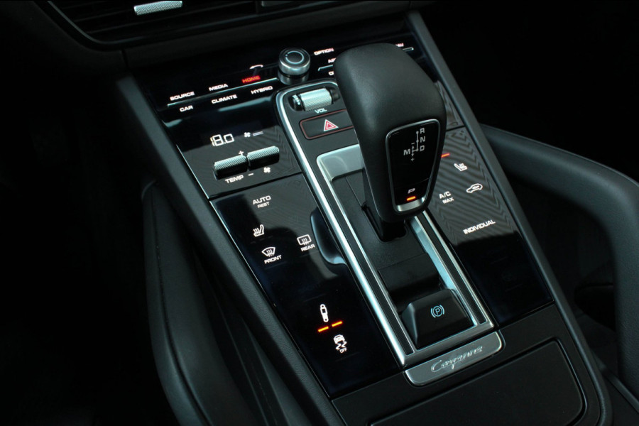 Porsche Cayenne 3.0 E-Hybrid FULL BLACK / PANO-DAK / SPORT CHRONO / LUCHTVERING / TREKHAAK / NAVIGATIE/ONDERHOUDSHISTORY / CARPLAY