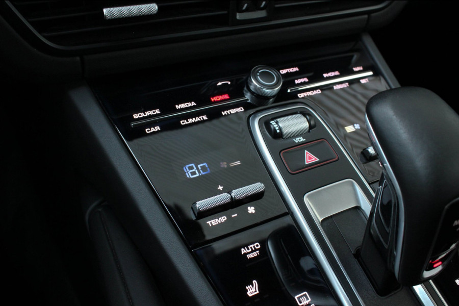 Porsche Cayenne 3.0 E-Hybrid FULL BLACK / PANO-DAK / SPORT CHRONO / LUCHTVERING / TREKHAAK / NAVIGATIE/ONDERHOUDSHISTORY / CARPLAY