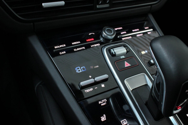 Porsche Cayenne 3.0 E-Hybrid FULL BLACK / PANO-DAK / SPORT CHRONO / LUCHTVERING / TREKHAAK / NAVIGATIE/ONDERHOUDSHISTORY / CARPLAY