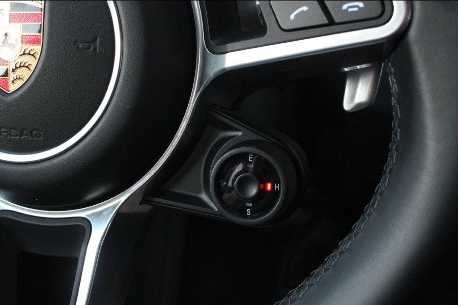 Porsche Cayenne 3.0 E-Hybrid FULL BLACK / PANO-DAK / SPORT CHRONO / LUCHTVERING / TREKHAAK / NAVIGATIE/ONDERHOUDSHISTORY / CARPLAY