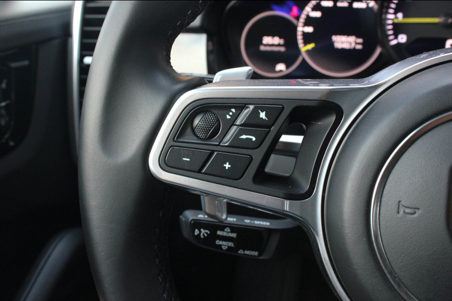 Porsche Cayenne 3.0 E-Hybrid FULL BLACK / PANO-DAK / SPORT CHRONO / LUCHTVERING / TREKHAAK / NAVIGATIE/ONDERHOUDSHISTORY / CARPLAY