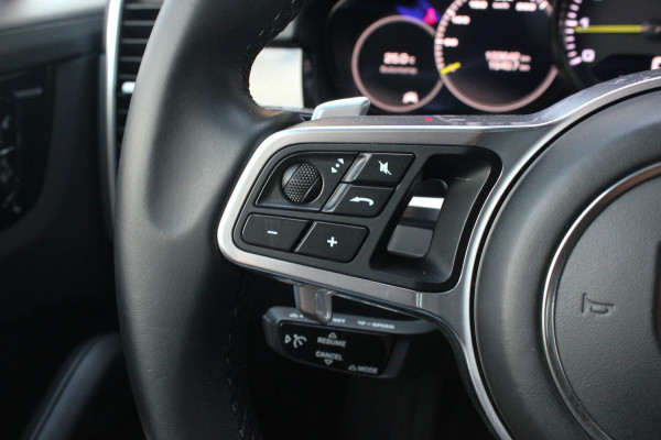 Porsche Cayenne 3.0 E-Hybrid FULL BLACK / PANO-DAK / SPORT CHRONO / LUCHTVERING / TREKHAAK / NAVIGATIE/ONDERHOUDSHISTORY / CARPLAY