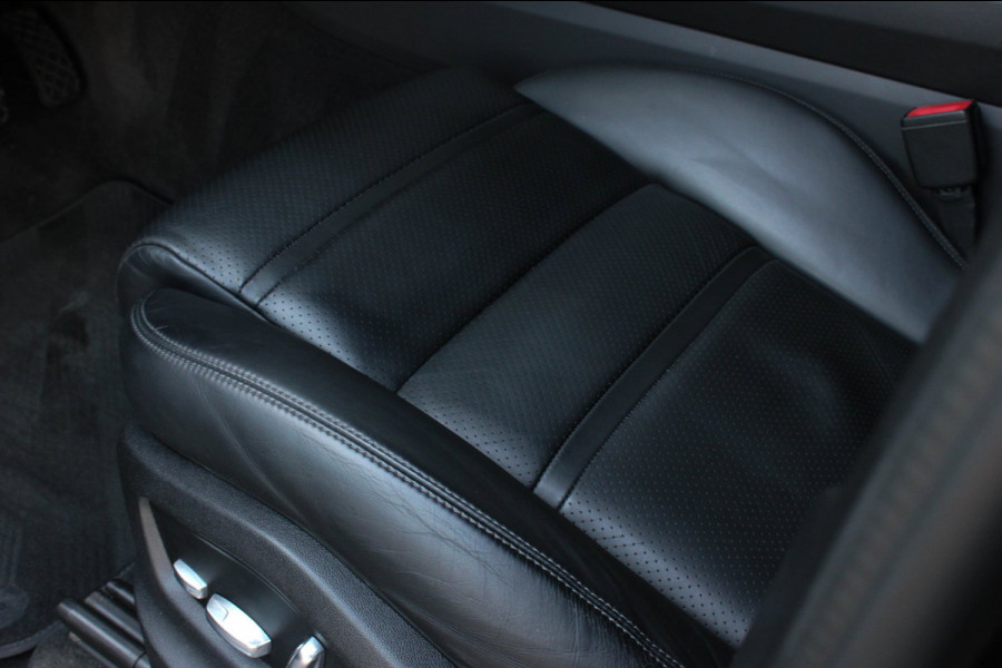 Porsche Cayenne 3.0 E-Hybrid FULL BLACK / PANO-DAK / SPORT CHRONO / LUCHTVERING / TREKHAAK / NAVIGATIE/ONDERHOUDSHISTORY / CARPLAY