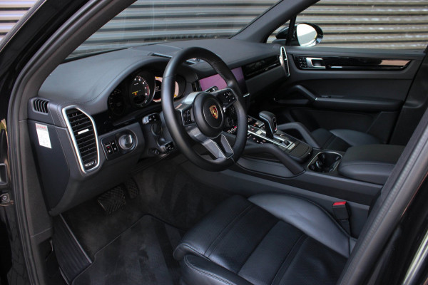 Porsche Cayenne 3.0 E-Hybrid FULL BLACK / PANO-DAK / SPORT CHRONO / LUCHTVERING / TREKHAAK / NAVIGATIE/ONDERHOUDSHISTORY / CARPLAY