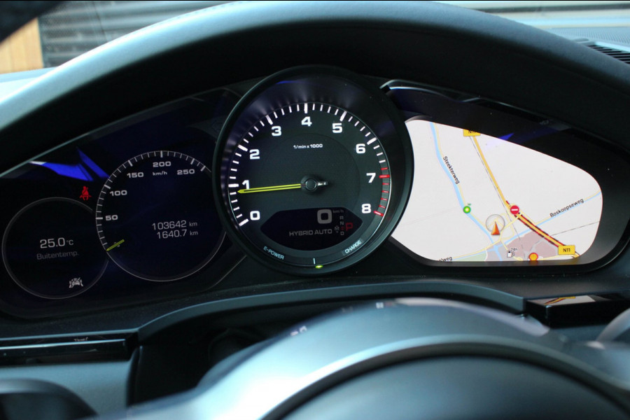 Porsche Cayenne 3.0 E-Hybrid FULL BLACK / PANO-DAK / SPORT CHRONO / LUCHTVERING / TREKHAAK / NAVIGATIE/ONDERHOUDSHISTORY / CARPLAY