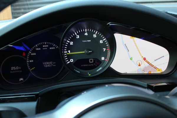 Porsche Cayenne 3.0 E-Hybrid FULL BLACK / PANO-DAK / SPORT CHRONO / LUCHTVERING / TREKHAAK / NAVIGATIE/ONDERHOUDSHISTORY / CARPLAY