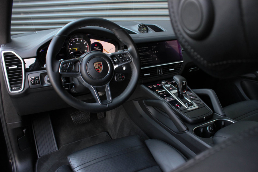 Porsche Cayenne 3.0 E-Hybrid FULL BLACK / PANO-DAK / SPORT CHRONO / LUCHTVERING / TREKHAAK / NAVIGATIE/ONDERHOUDSHISTORY / CARPLAY