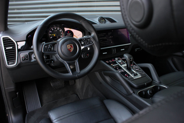 Porsche Cayenne 3.0 E-Hybrid FULL BLACK / PANO-DAK / SPORT CHRONO / LUCHTVERING / TREKHAAK / NAVIGATIE/ONDERHOUDSHISTORY / CARPLAY