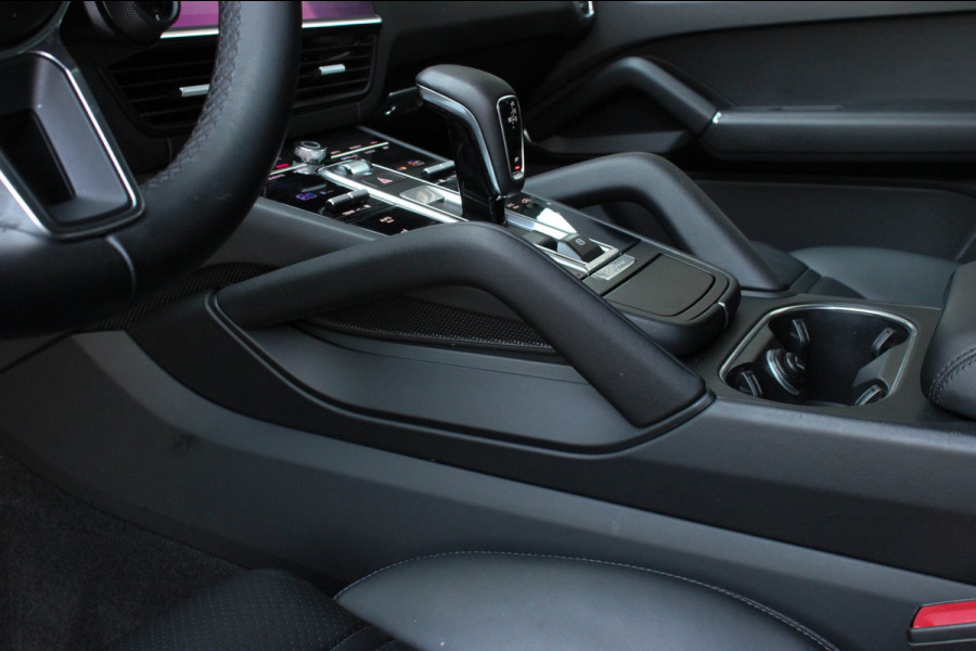 Porsche Cayenne 3.0 E-Hybrid FULL BLACK / PANO-DAK / SPORT CHRONO / LUCHTVERING / TREKHAAK / NAVIGATIE/ONDERHOUDSHISTORY / CARPLAY