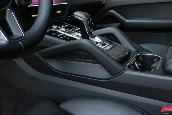 Porsche Cayenne 3.0 E-Hybrid FULL BLACK / PANO-DAK / SPORT CHRONO / LUCHTVERING / TREKHAAK / NAVIGATIE/ONDERHOUDSHISTORY / CARPLAY