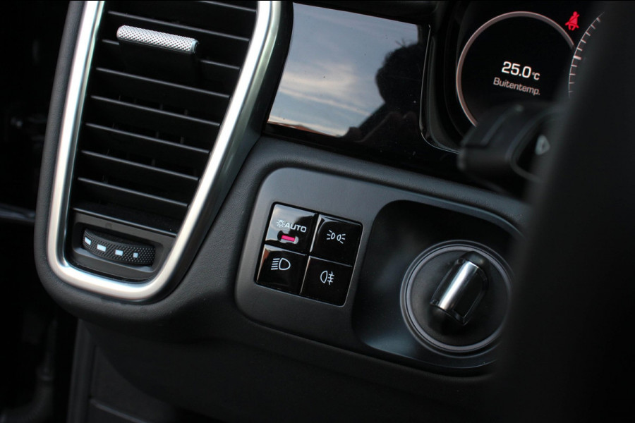Porsche Cayenne 3.0 E-Hybrid FULL BLACK / PANO-DAK / SPORT CHRONO / LUCHTVERING / TREKHAAK / NAVIGATIE/ONDERHOUDSHISTORY / CARPLAY