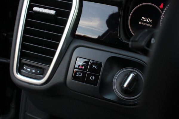 Porsche Cayenne 3.0 E-Hybrid FULL BLACK / PANO-DAK / SPORT CHRONO / LUCHTVERING / TREKHAAK / NAVIGATIE/ONDERHOUDSHISTORY / CARPLAY