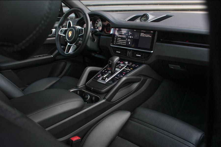 Porsche Cayenne 3.0 E-Hybrid FULL BLACK / PANO-DAK / SPORT CHRONO / LUCHTVERING / TREKHAAK / NAVIGATIE/ONDERHOUDSHISTORY / CARPLAY