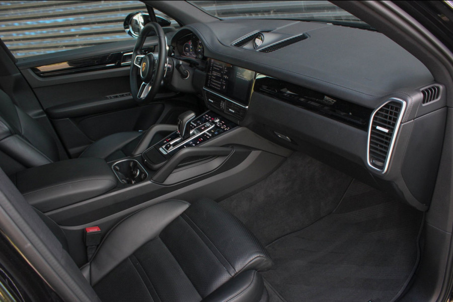 Porsche Cayenne 3.0 E-Hybrid FULL BLACK / PANO-DAK / SPORT CHRONO / LUCHTVERING / TREKHAAK / NAVIGATIE/ONDERHOUDSHISTORY / CARPLAY