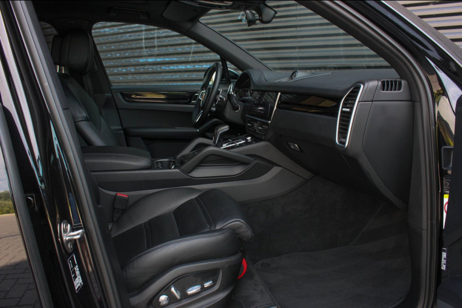 Porsche Cayenne 3.0 E-Hybrid FULL BLACK / PANO-DAK / SPORT CHRONO / LUCHTVERING / TREKHAAK / NAVIGATIE/ONDERHOUDSHISTORY / CARPLAY