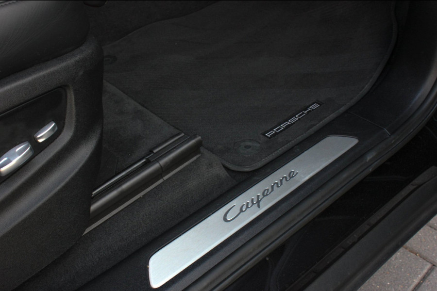 Porsche Cayenne 3.0 E-Hybrid FULL BLACK / PANO-DAK / SPORT CHRONO / LUCHTVERING / TREKHAAK / NAVIGATIE/ONDERHOUDSHISTORY / CARPLAY