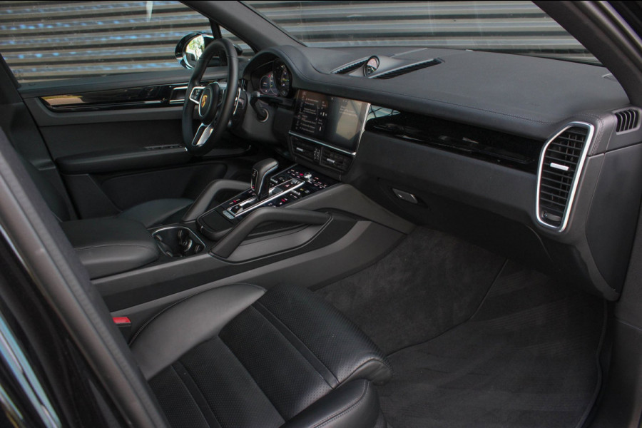 Porsche Cayenne 3.0 E-Hybrid FULL BLACK / PANO-DAK / SPORT CHRONO / LUCHTVERING / TREKHAAK / NAVIGATIE/ONDERHOUDSHISTORY / CARPLAY