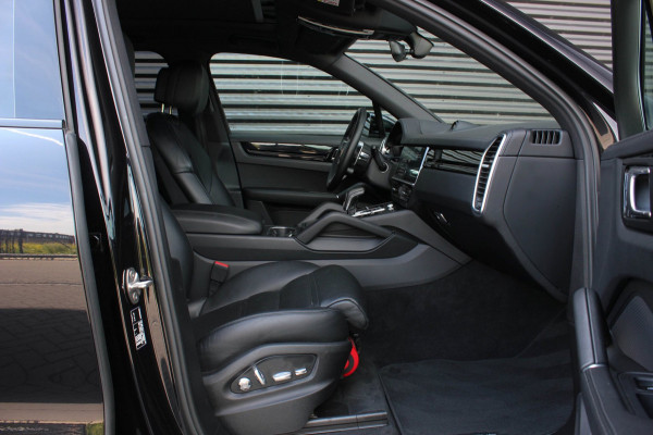 Porsche Cayenne 3.0 E-Hybrid FULL BLACK / PANO-DAK / SPORT CHRONO / LUCHTVERING / TREKHAAK / NAVIGATIE/ONDERHOUDSHISTORY / CARPLAY
