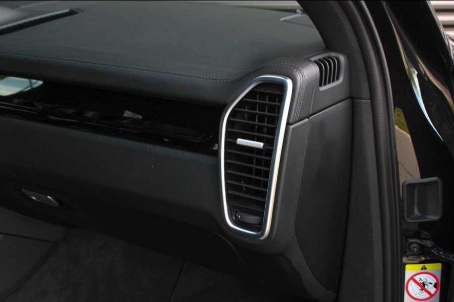 Porsche Cayenne 3.0 E-Hybrid FULL BLACK / PANO-DAK / SPORT CHRONO / LUCHTVERING / TREKHAAK / NAVIGATIE/ONDERHOUDSHISTORY / CARPLAY