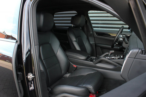 Porsche Cayenne 3.0 E-Hybrid FULL BLACK / PANO-DAK / SPORT CHRONO / LUCHTVERING / TREKHAAK / NAVIGATIE/ONDERHOUDSHISTORY / CARPLAY