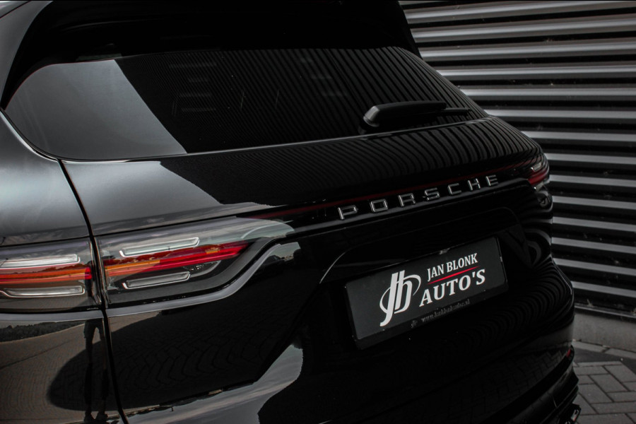 Porsche Cayenne 3.0 E-Hybrid FULL BLACK / PANO-DAK / SPORT CHRONO / LUCHTVERING / TREKHAAK / NAVIGATIE/ONDERHOUDSHISTORY / CARPLAY