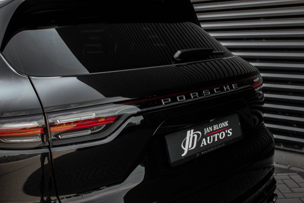 Porsche Cayenne 3.0 E-Hybrid FULL BLACK / PANO-DAK / SPORT CHRONO / LUCHTVERING / TREKHAAK / NAVIGATIE/ONDERHOUDSHISTORY / CARPLAY