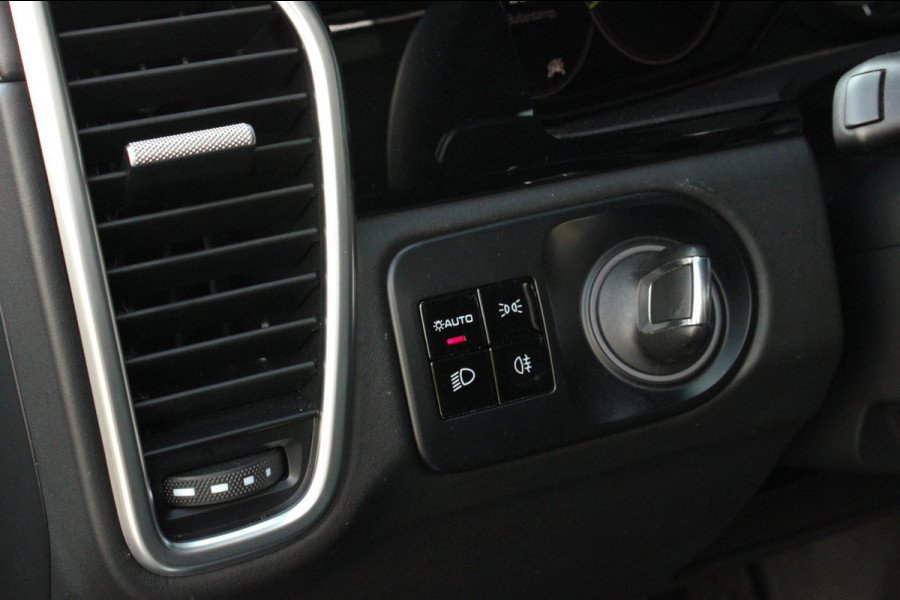 Porsche Cayenne 3.0 E-Hybrid FULL BLACK / PANO-DAK / SPORT CHRONO / LUCHTVERING / TREKHAAK / NAVIGATIE/ONDERHOUDSHISTORY / CARPLAY