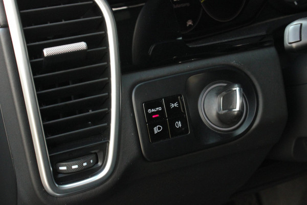 Porsche Cayenne 3.0 E-Hybrid FULL BLACK / PANO-DAK / SPORT CHRONO / LUCHTVERING / TREKHAAK / NAVIGATIE/ONDERHOUDSHISTORY / CARPLAY
