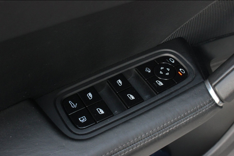 Porsche Cayenne 3.0 E-Hybrid FULL BLACK / PANO-DAK / SPORT CHRONO / LUCHTVERING / TREKHAAK / NAVIGATIE/ONDERHOUDSHISTORY / CARPLAY