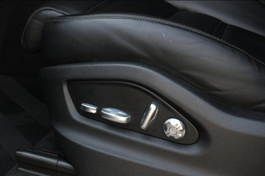 Porsche Cayenne 3.0 E-Hybrid FULL BLACK / PANO-DAK / SPORT CHRONO / LUCHTVERING / TREKHAAK / NAVIGATIE/ONDERHOUDSHISTORY / CARPLAY