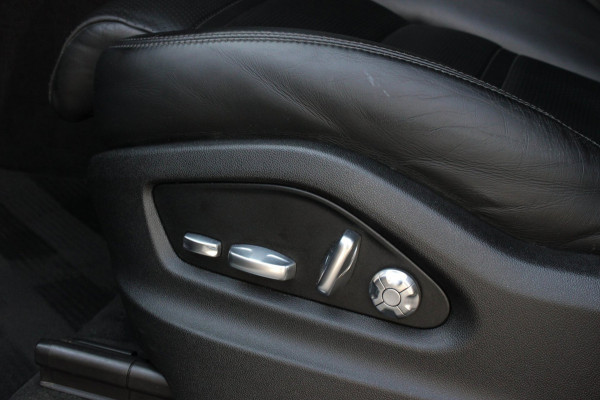 Porsche Cayenne 3.0 E-Hybrid FULL BLACK / PANO-DAK / SPORT CHRONO / LUCHTVERING / TREKHAAK / NAVIGATIE/ONDERHOUDSHISTORY / CARPLAY