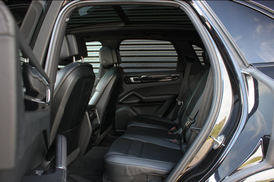 Porsche Cayenne 3.0 E-Hybrid FULL BLACK / PANO-DAK / SPORT CHRONO / LUCHTVERING / TREKHAAK / NAVIGATIE/ONDERHOUDSHISTORY / CARPLAY