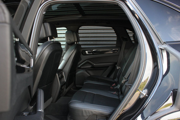 Porsche Cayenne 3.0 E-Hybrid FULL BLACK / PANO-DAK / SPORT CHRONO / LUCHTVERING / TREKHAAK / NAVIGATIE/ONDERHOUDSHISTORY / CARPLAY
