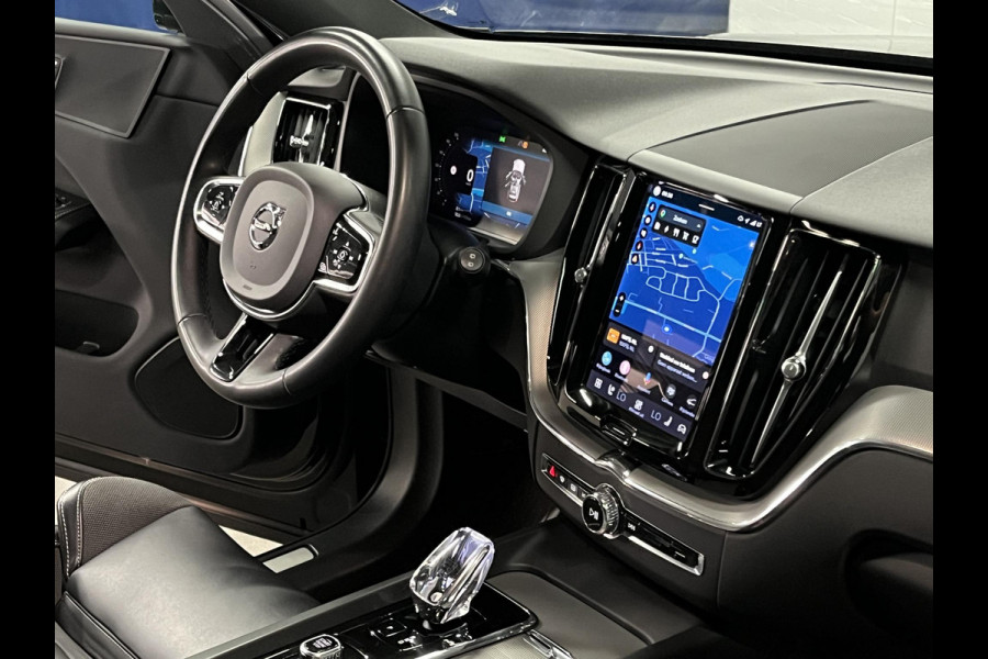 Volvo XC60 2.0 T6 Plug-in hybrid AWD Plus Dark Trekhaak | Open dak | Adaptive cruise control | Stoel-/stuur verwarming | 22"wielen | Carplay | Google