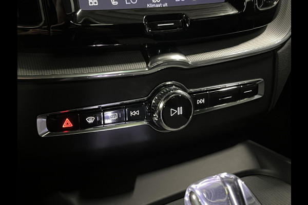 Volvo XC60 2.0 T6 Plug-in hybrid AWD Plus Dark Trekhaak | Open dak | Adaptive cruise control | Stoel-/stuur verwarming | 22"wielen | Carplay | Google